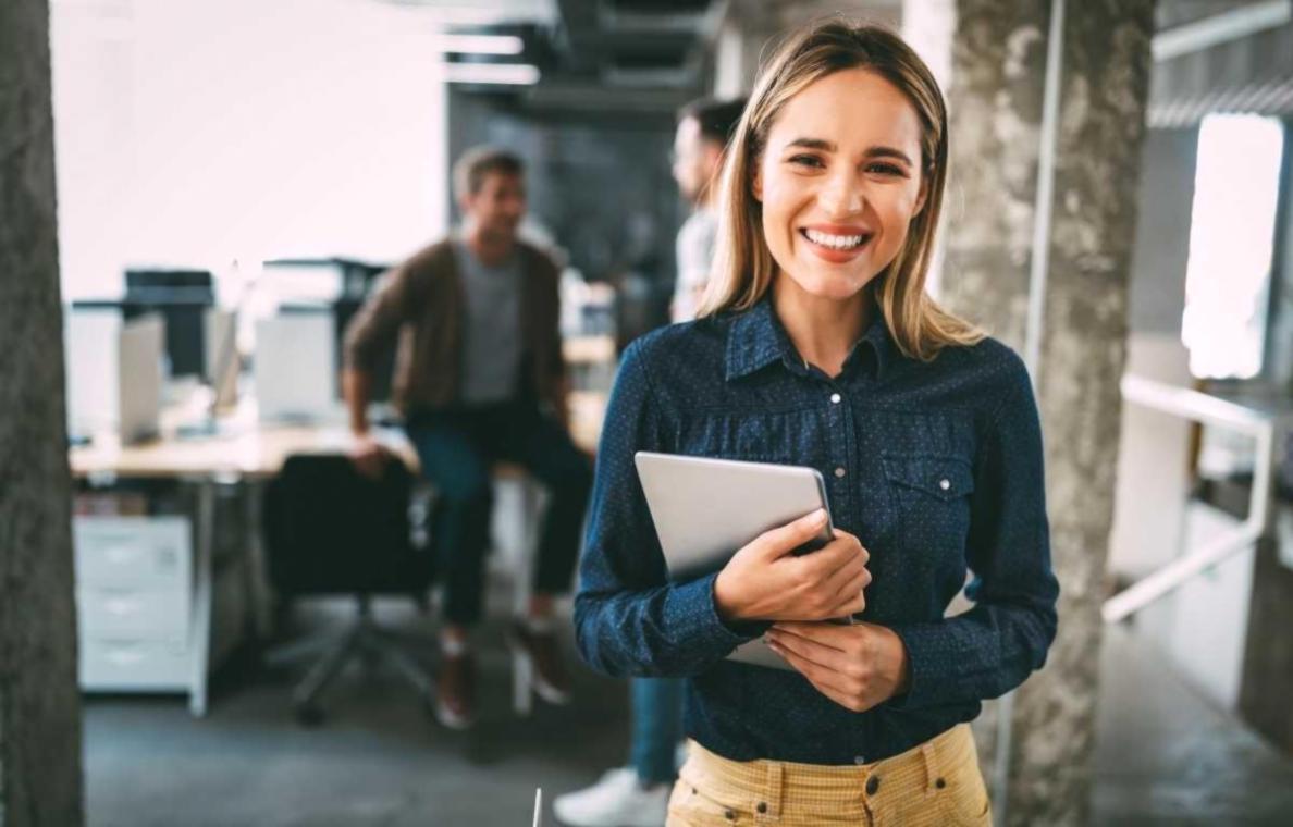 Professioneller Schneidearbeitsplatz mit Monitor und Equipment